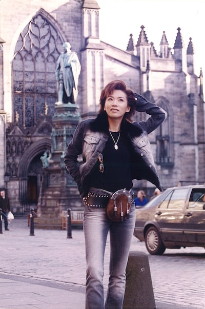 2002年、エジンバラのセント・ジャイルズ大聖堂の前で。