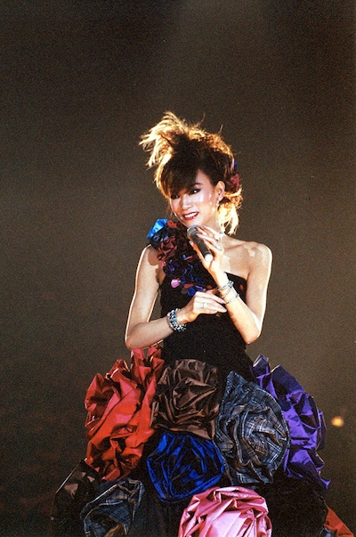 「X'mas・Dinner Show」（2002年）ではドン小西デザインのドレスで登場。