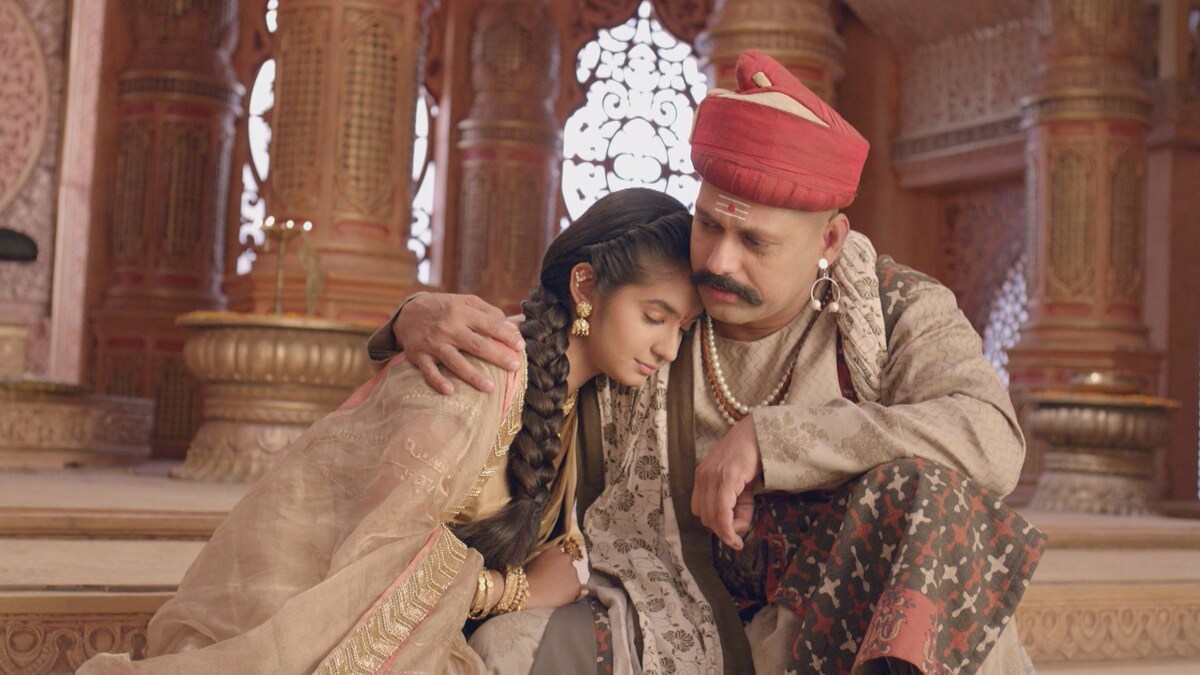 「マニカルニカ~剣をとった王妃~」より、左からアヌシュカ・セン演じるマニカルニカ、ラジェシュ・シュリンガルプレ演じるマラーター王国大臣モロパント・タンべ。