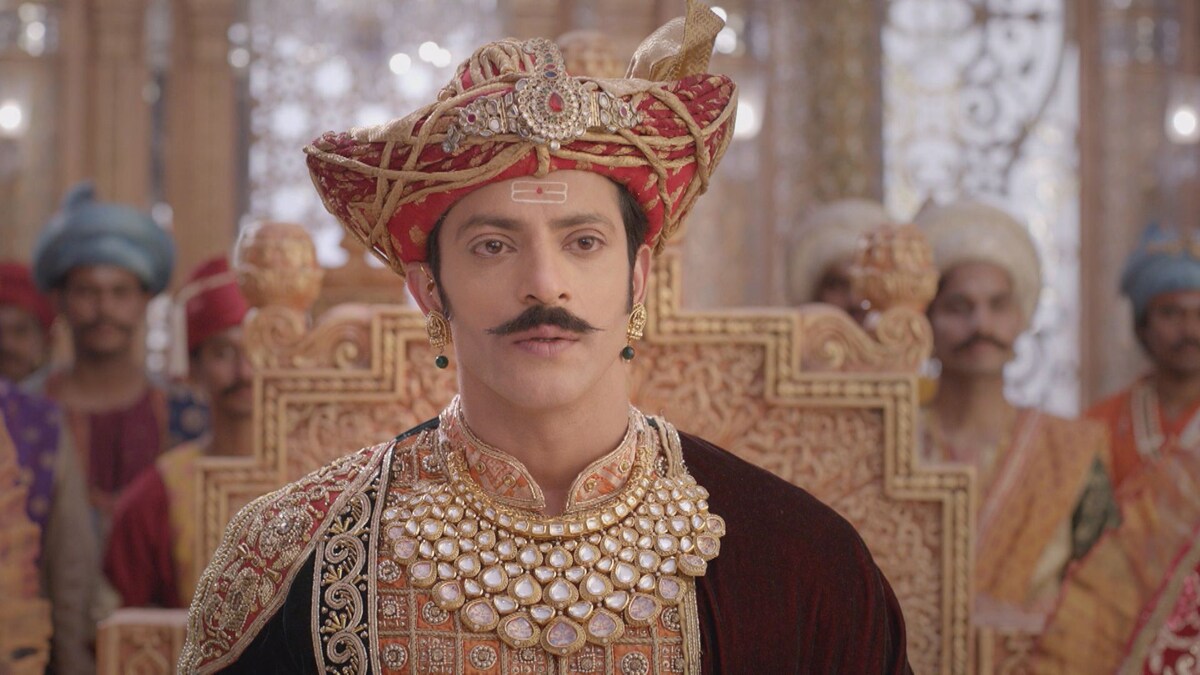 「マニカルニカ~剣をとった王妃~」より、ヴィカス・マナクタラ演じるジャーンシー藩王ガンガーダル・ラーオ・ネワルカル。