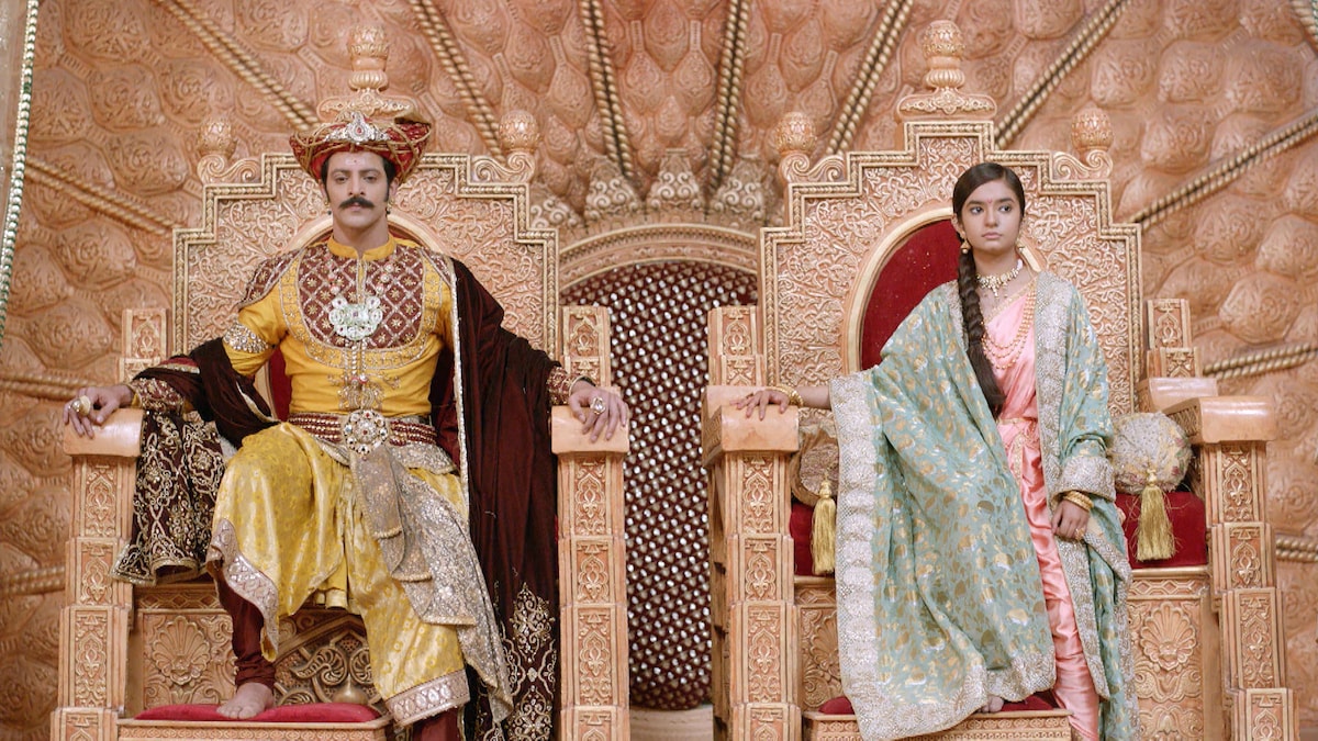 「マニカルニカ~剣をとった王妃~」より、ヴィカス・マナクタラ演じるジャーンシー藩王ガンガーダル・ラーオ・ネワルカル、左からアヌシュカ・セン演じるマニカルニカ。