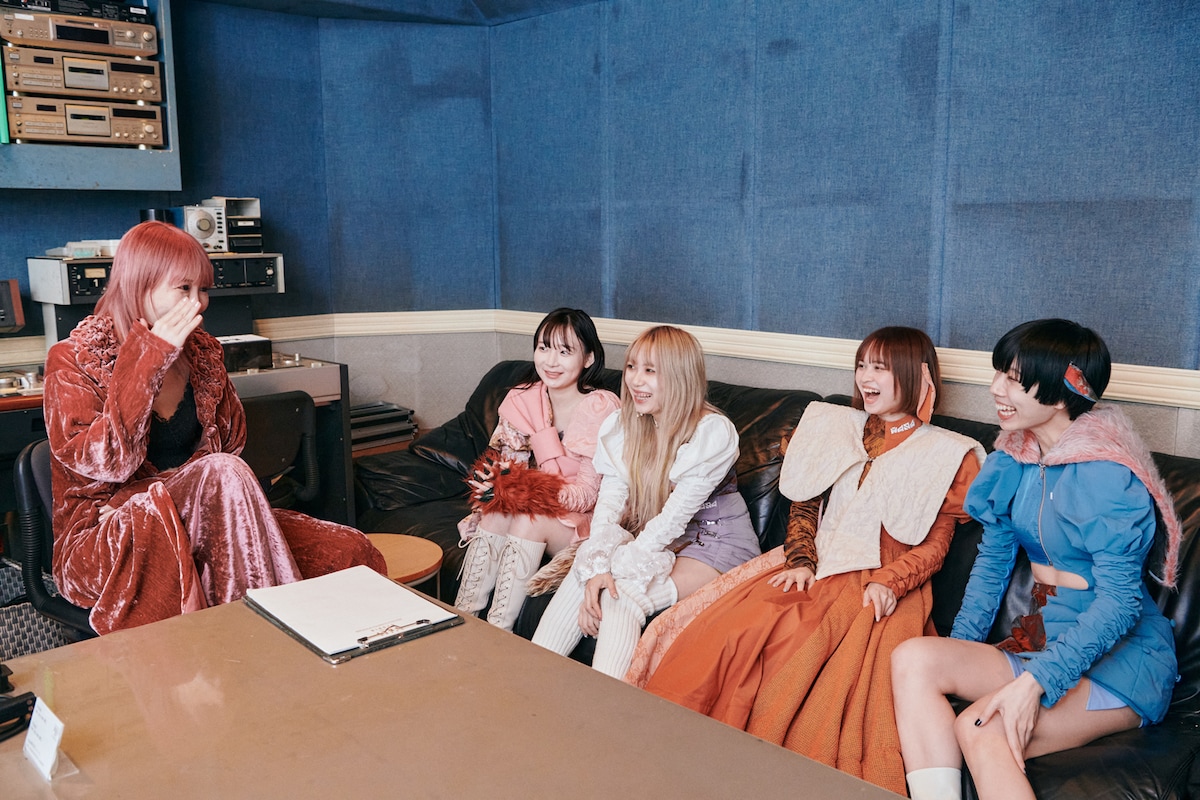 左から大森靖子、MAPA。