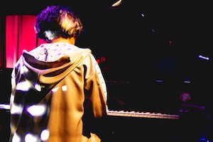 まらしぃ「Piano monkeys」インタビュー|ポケモン愛、地元愛、ボカコレ愛……さまざまな“愛”をピアノに乗せて