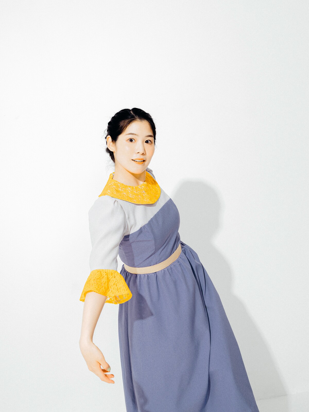 東出宜子扮するルイーゼ。