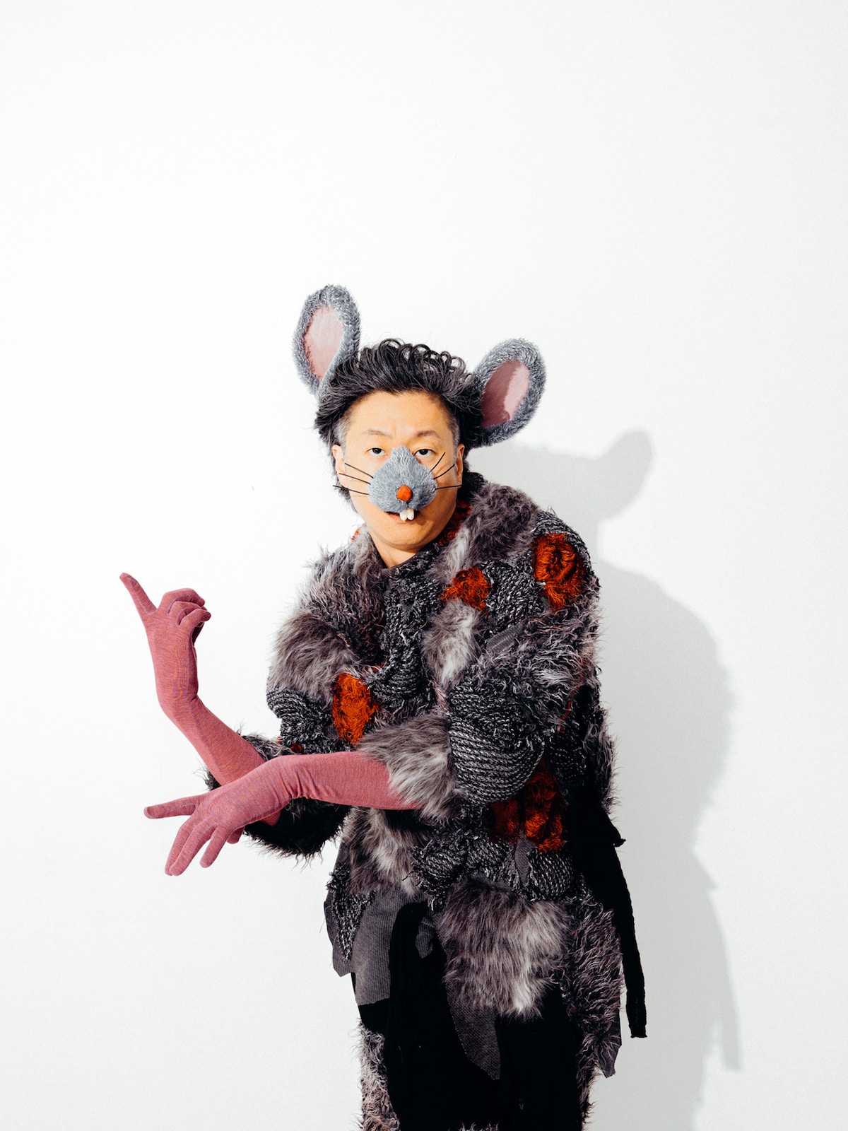 熊谷拓明扮するネズミ。