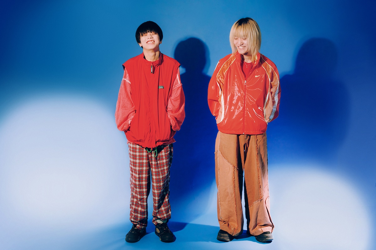 左からON（Dr）、中野武瑠（G）。