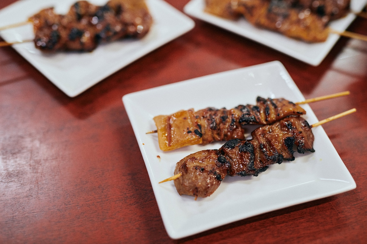 “腹ペコえこひいき”加盟店・五反野 加賀廣で提供されるホルモン焼きとスタミナ焼き。