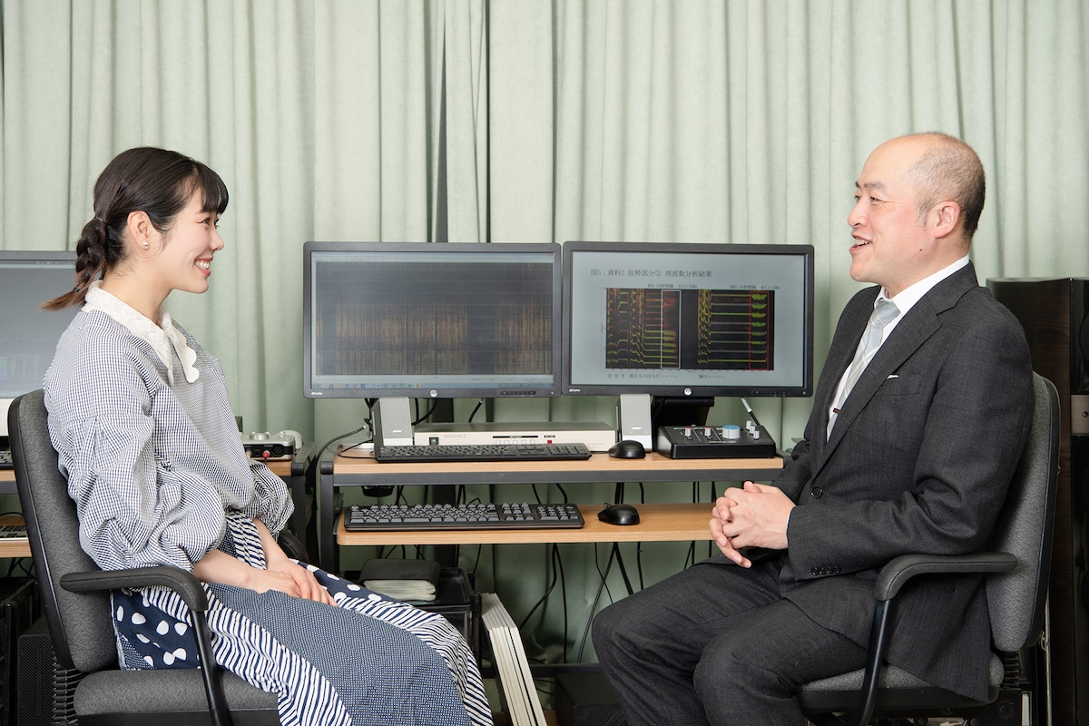 左から眉村ちあき、日本音響研究所・鈴木創所長。