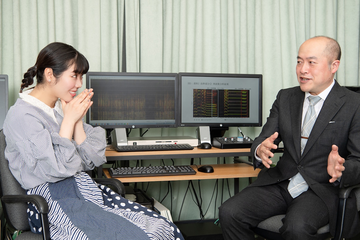 左から眉村ちあき、日本音響研究所・鈴木創所長。