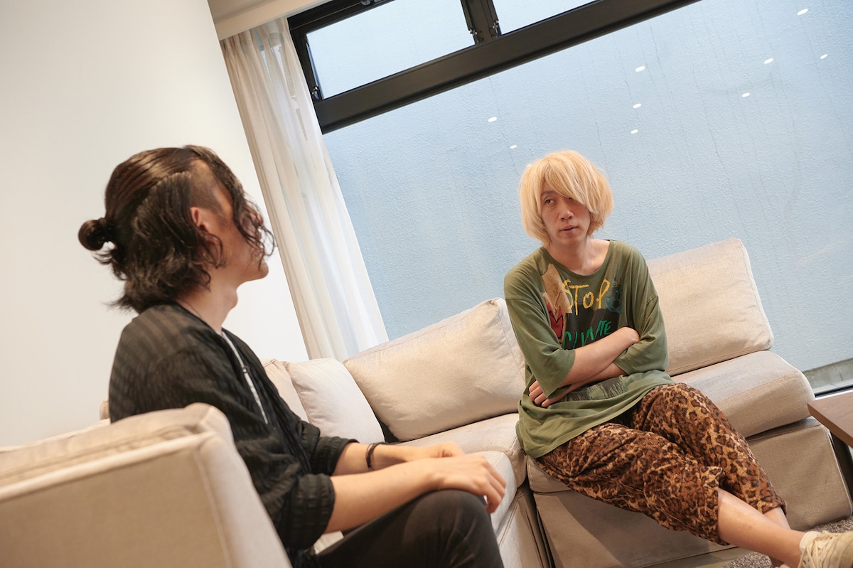 手前から足立和平、浅野いにお。