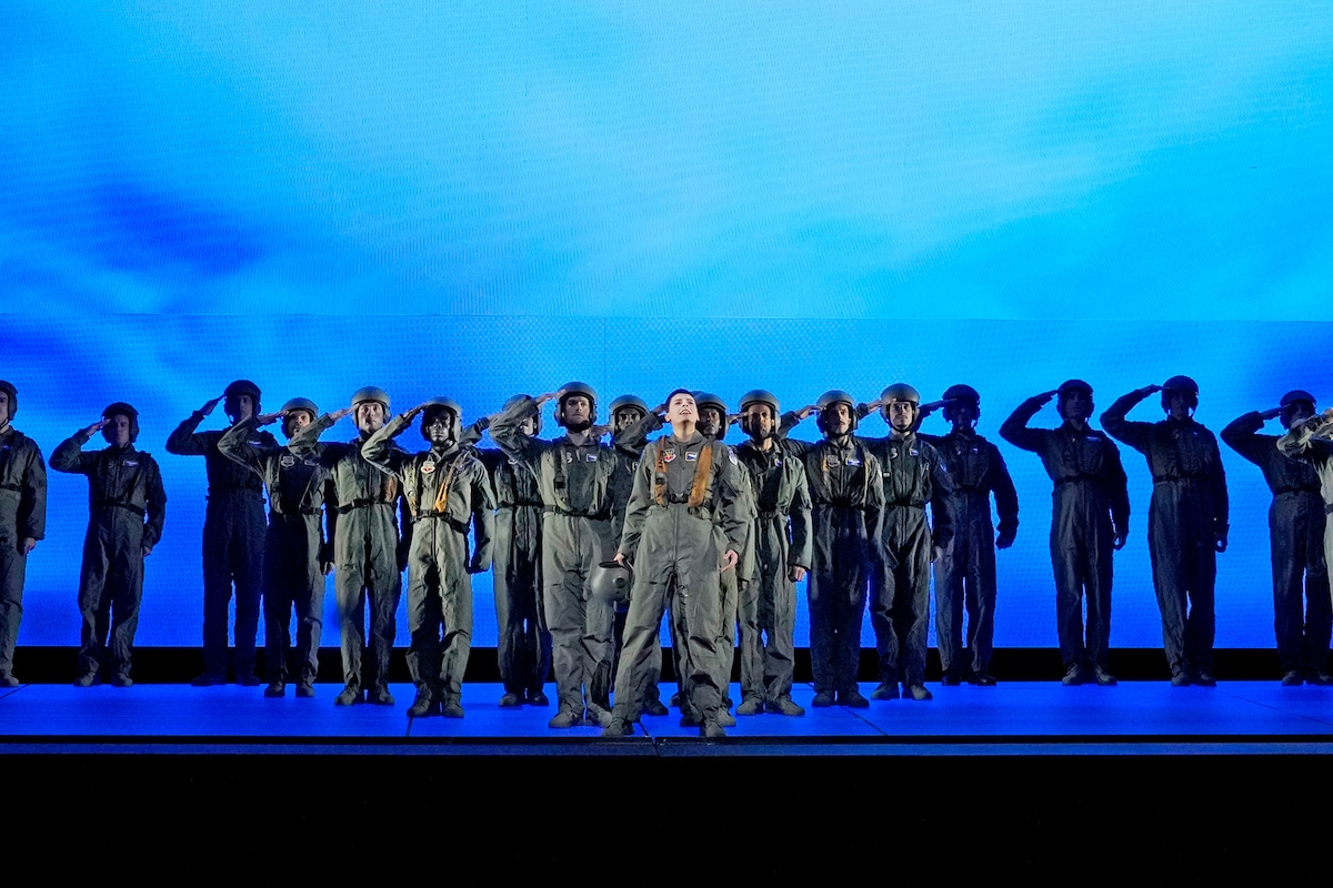 METライブビューイング「ジャニーン・テソーリ《グラウンデッド 翼を折られたパイロット》」（MET初演）より。©Ken Howard / Metropolitan Opera