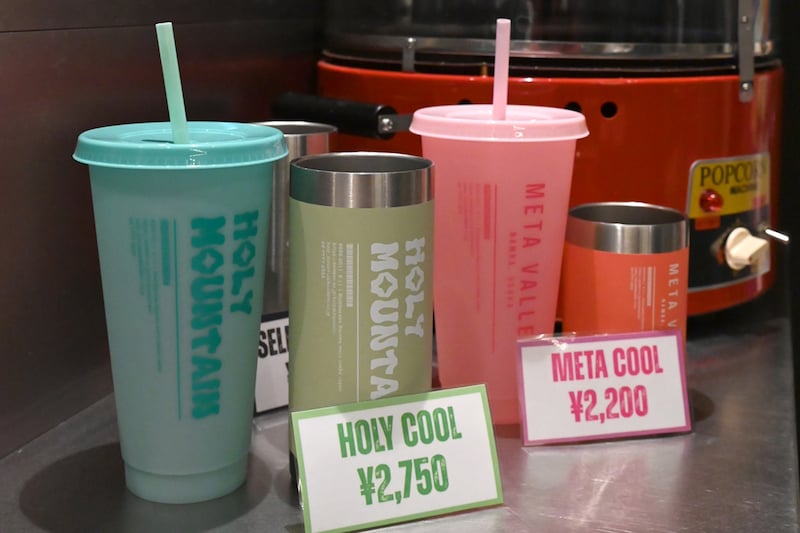 バーカウンターに置かれたMETA VALLEY / HOLY MOUNTAINのドリンクホルダー。