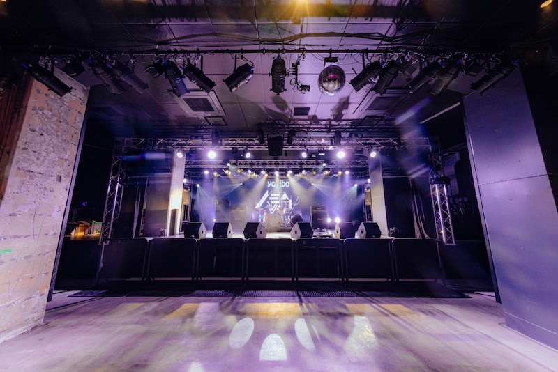 Yogibo META VALLEYのステージとフロア。