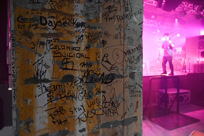 Yogibo META VALLEYのフロアの柱にはアーティストのサインが。