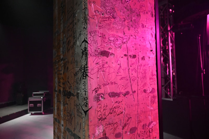 Yogibo META VALLEYのフロアの柱にはアーティストのサインが。