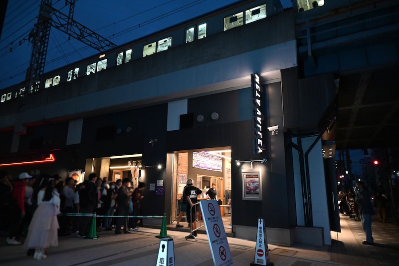 ライブハウスの上には南海電鉄が通る。