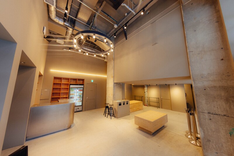 Yogibo HOLY MOUNTAINのレセプション / アートスペース。