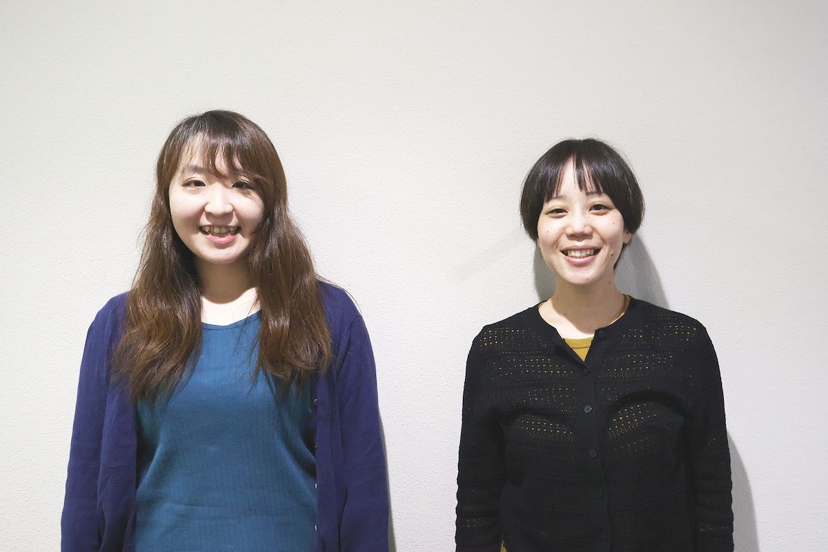 左から小林由梨佳、堤佳奈。