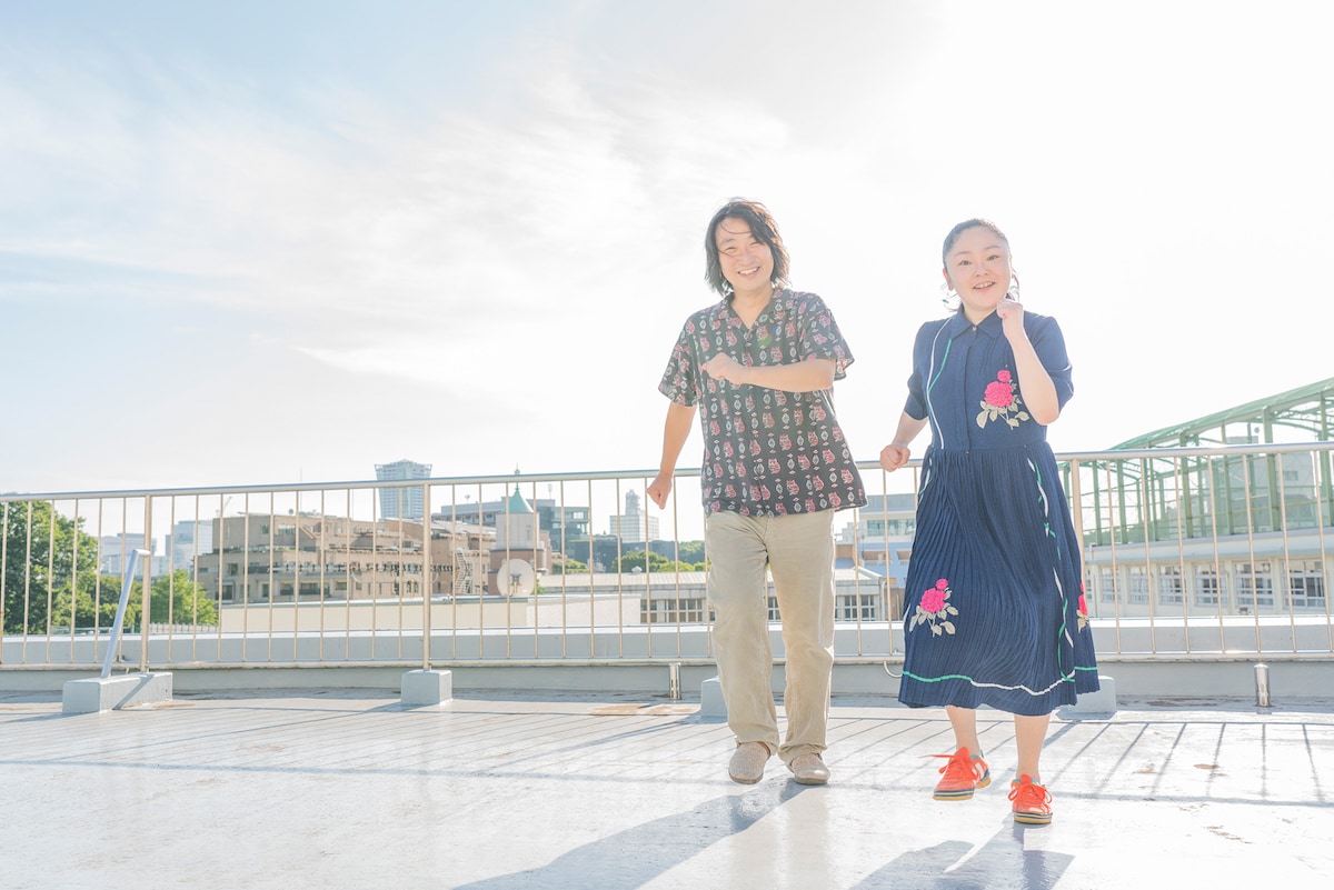 左から糸井幸之介、深井順子。