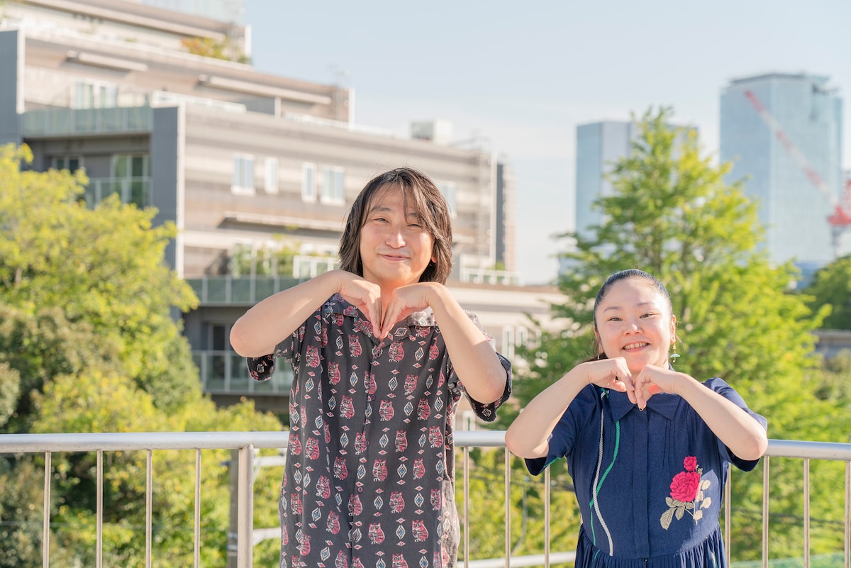 左から糸井幸之介、深井順子。