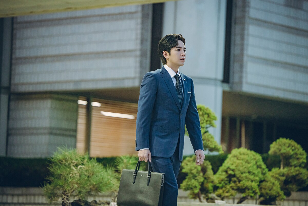 エリート弁護士だったク・ドハン（チャン・グンソク）。