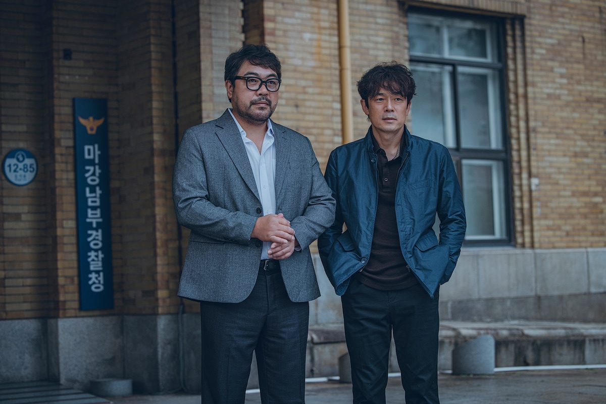 被害者の会。左からキム・ヨングァン（イ・ウォンジョン）、イ・ビョンジュン（イ・スンジュン）。