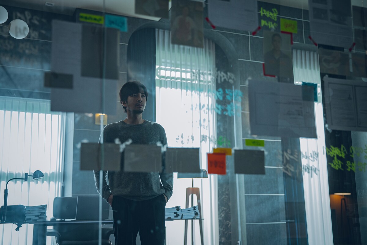 ドラマ「餌【ミッキ】」より、捜査に臨むク・ドハン（チャン・グンソク）。