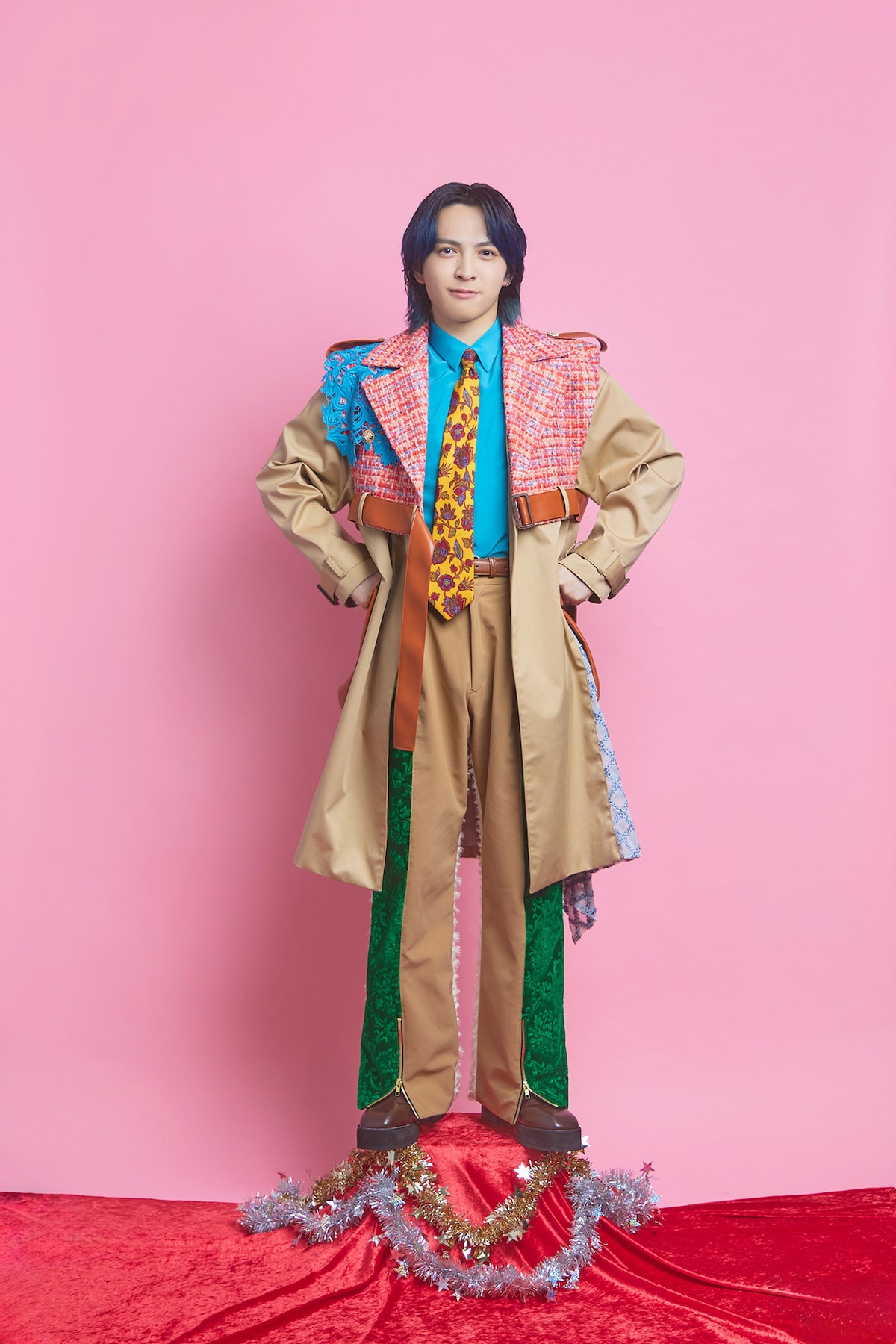 吉田仁人がイメージする佐野勇斗のポーズ。