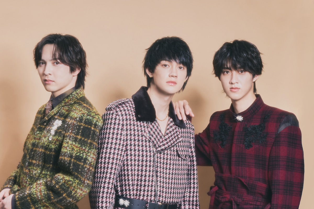 左から吉田仁人、佐野勇斗、曽野舜太。