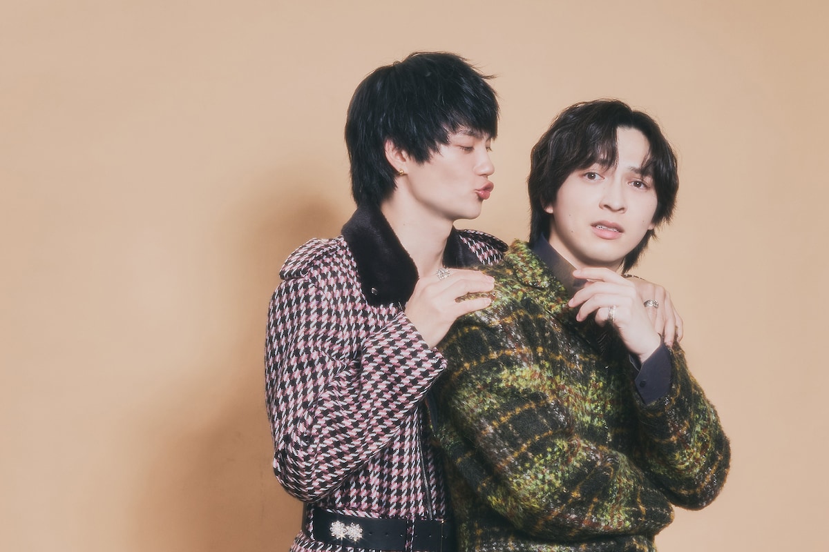 佐野勇斗演出によるペアカットのテーマは「三角関係」。吉田仁人（右）のことが好きな佐野勇斗（左）。