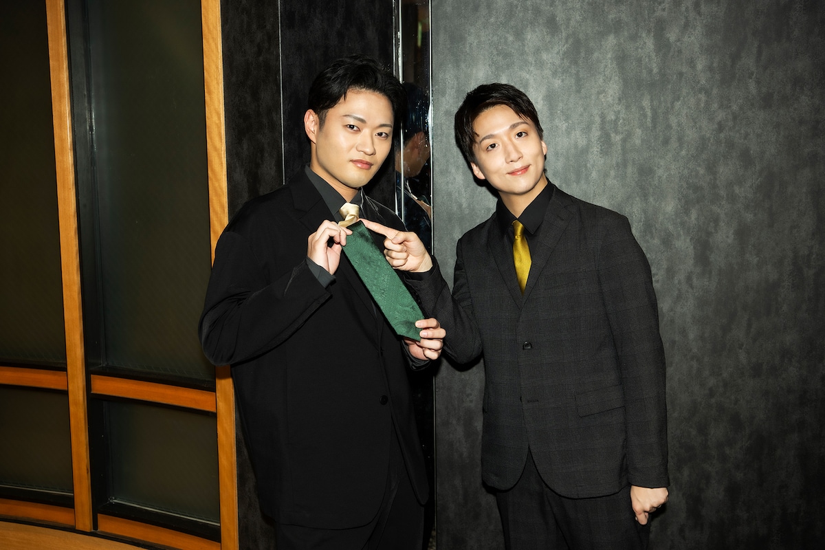 自身のイメージカラー・緑をアピールする中村福之助（左）と、福之助のネクタイにある自身のイメージカラー・イエローをアピールする中村米吉（右）。