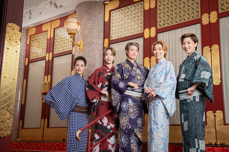 左から翼和希、愛瀬光、楊琳、虹架路万、華月奏。