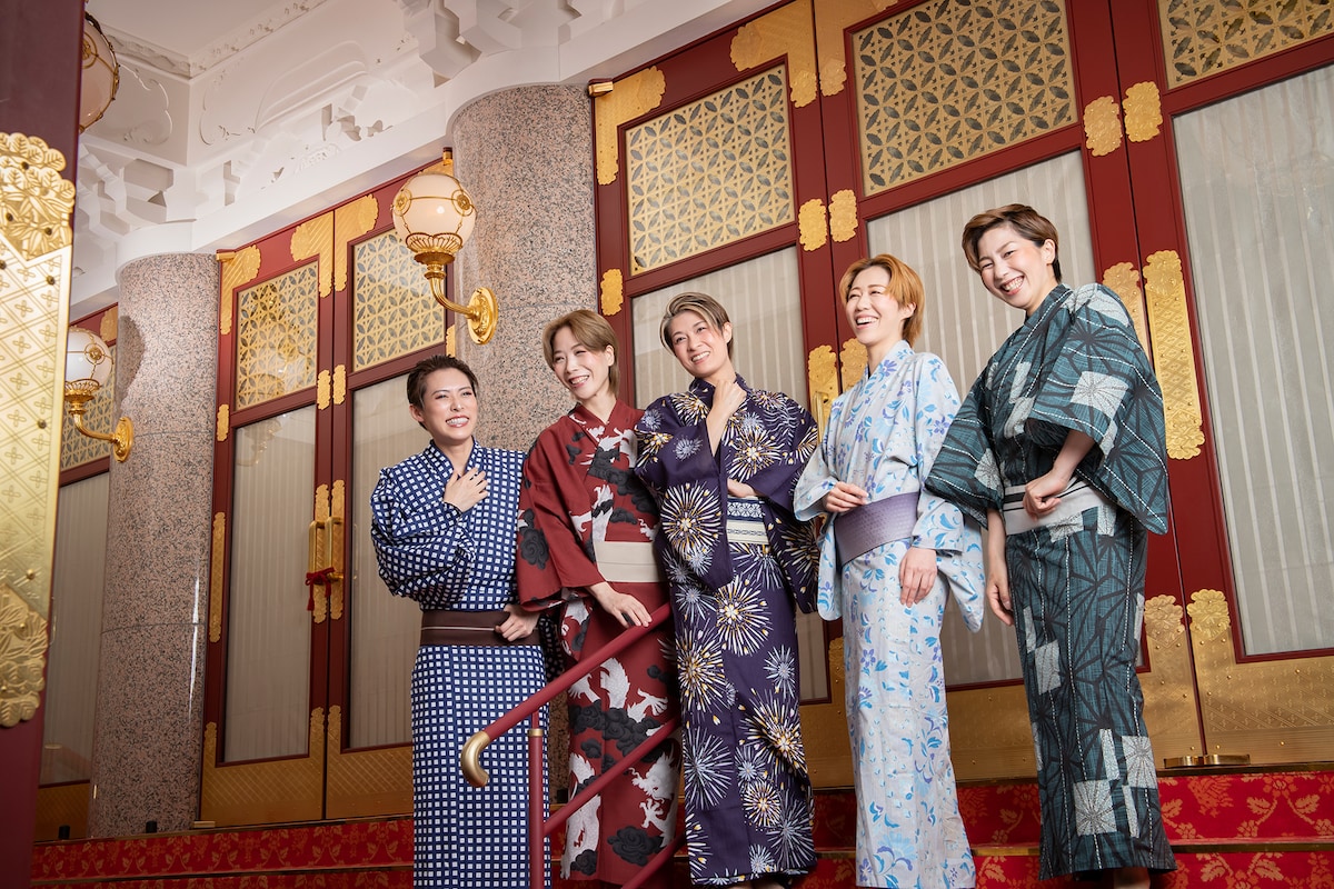 左から翼和希、愛瀬光、楊琳、虹架路万、華月奏。