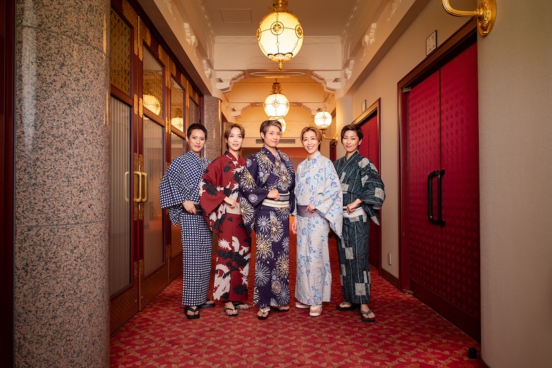 左から翼和希、愛瀬光、楊琳、虹架路万、華月奏。