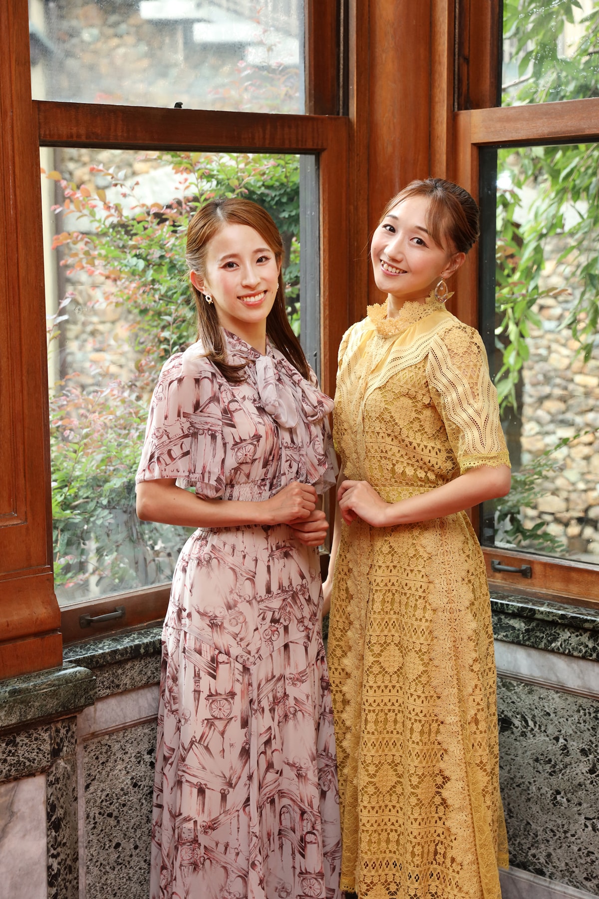 左から千咲えみ、舞美りら。