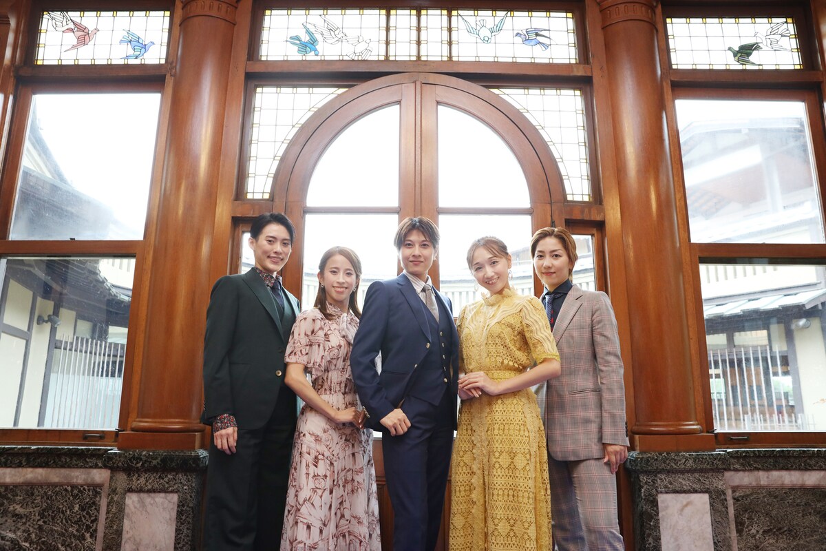 左から翼和希、千咲えみ、楊琳、舞美りら、華月奏。