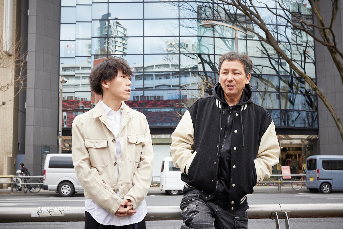 左から、とつかうまれ、清水直樹。