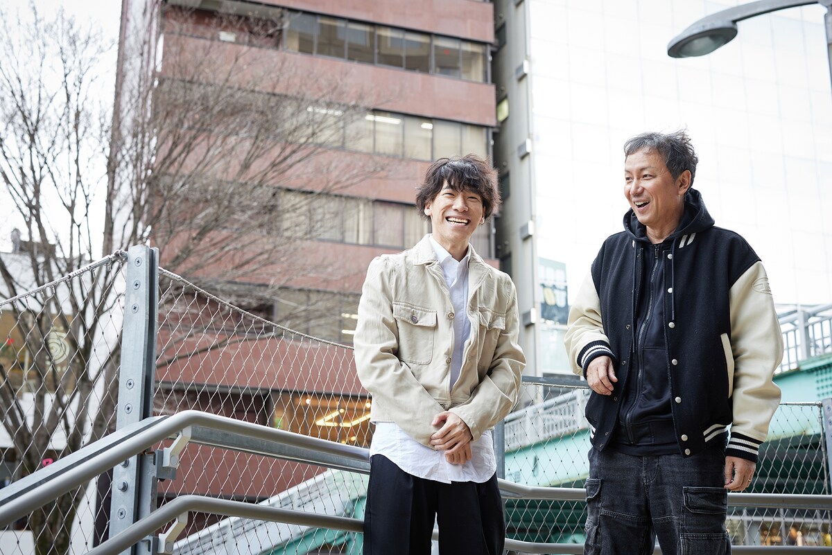 左から、とつかうまれ、清水直樹。