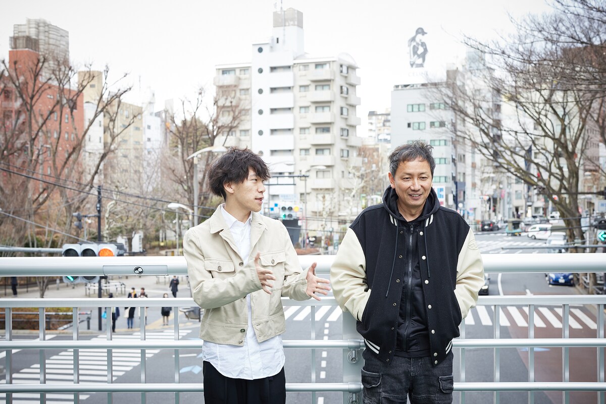 左から、とつかうまれ、清水直樹。