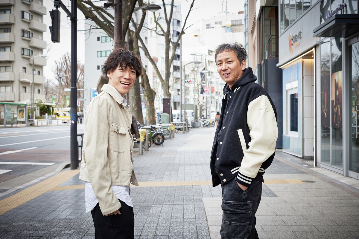 左から、とつかうまれ、清水直樹。