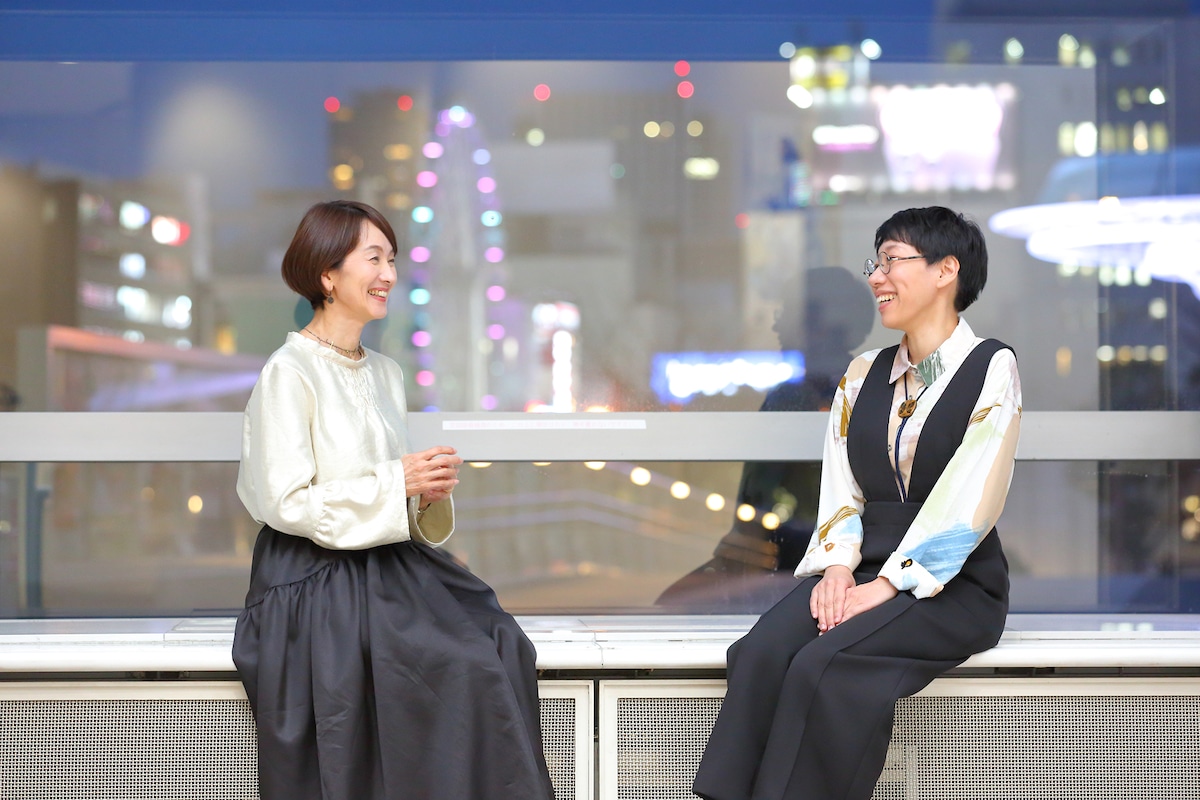 左から唐津絵理、山本麦子。