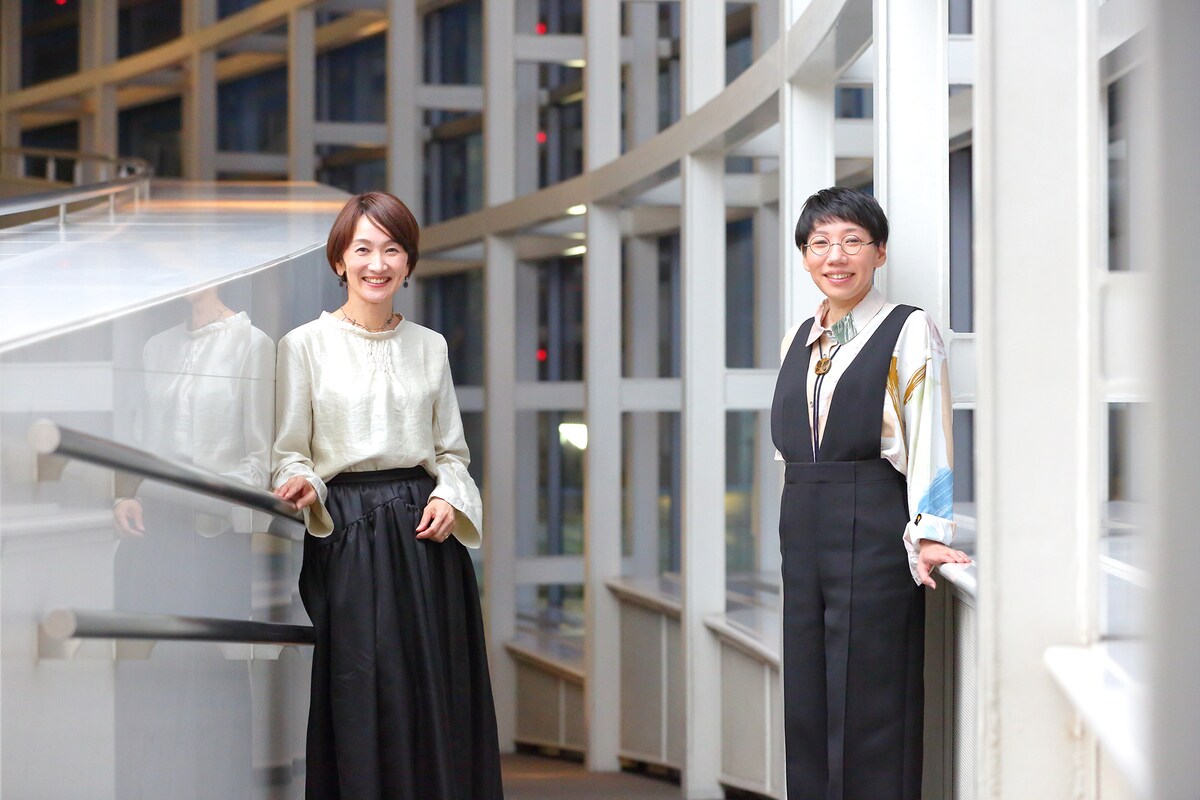 左から唐津絵理、山本麦子。