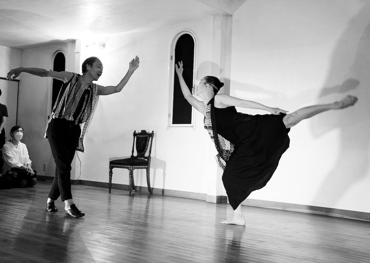 平山素子×笠井叡「J.S.バッハ作曲『フーガの技法』を踊る」より。©︎大洞博靖