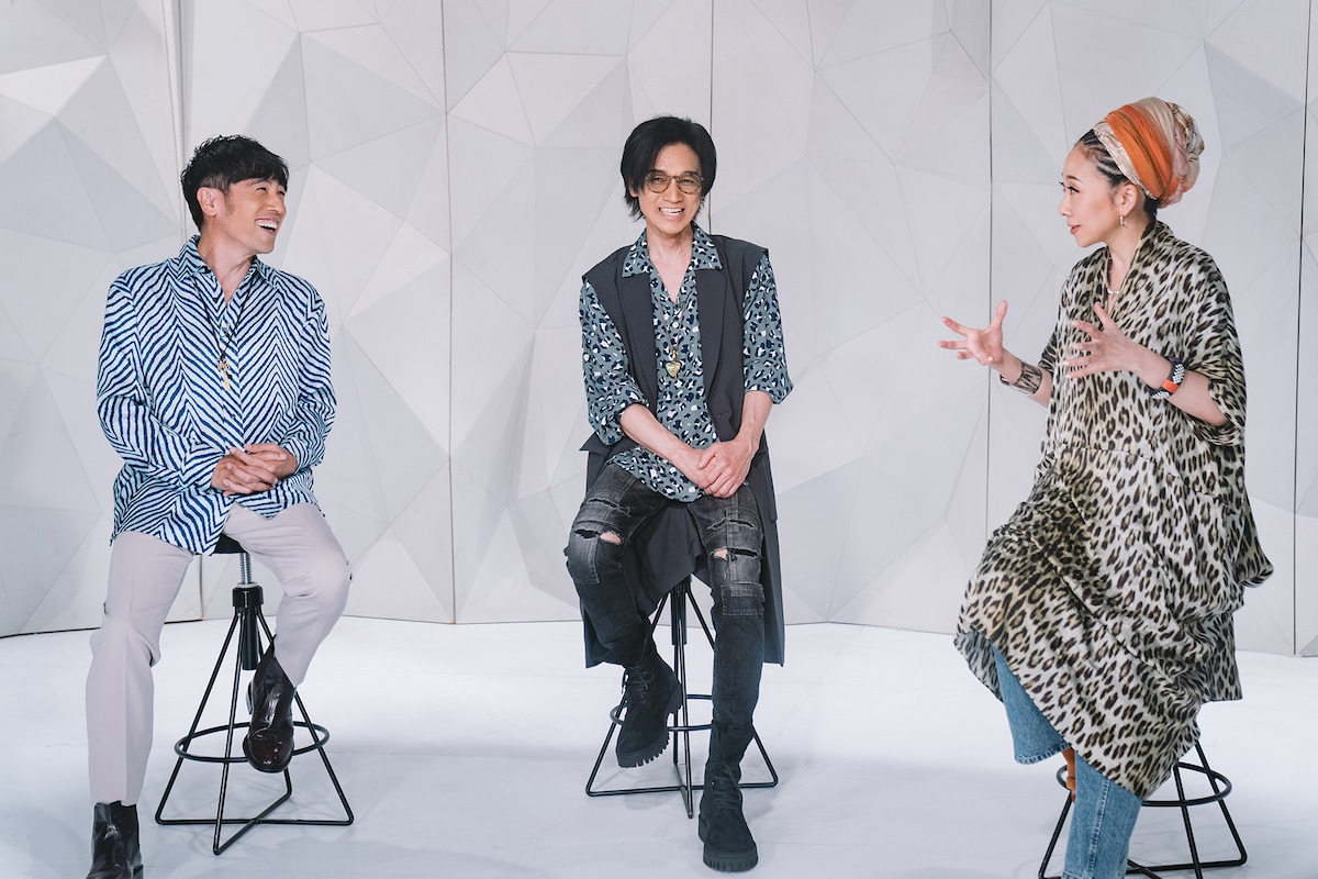 左から寺岡呼人、成田昭次、MISIA。