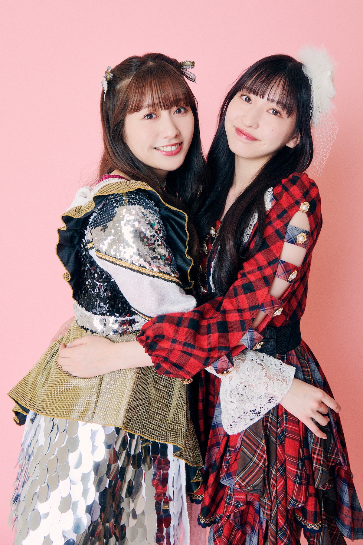 左から佐々木彩夏、植村あかり。