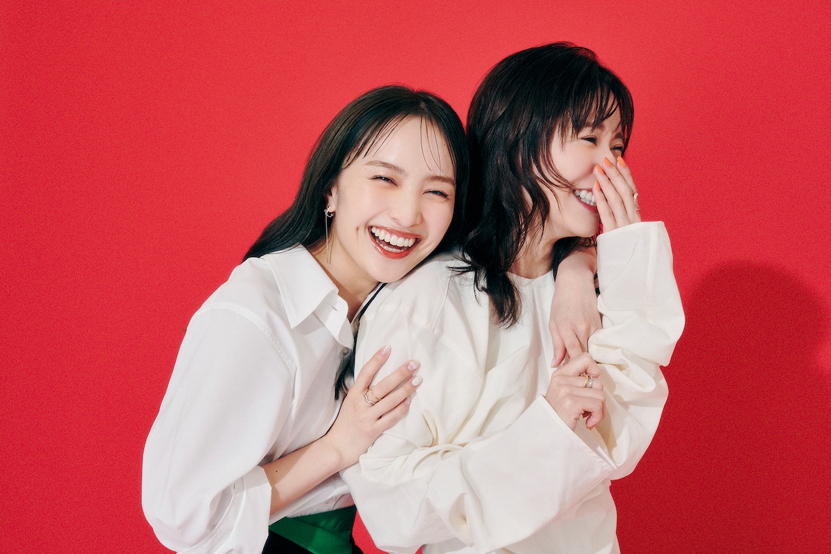 左から百田夏菜子、松岡茉優。