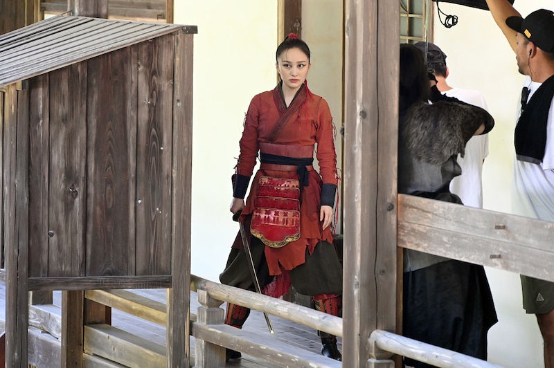 先生から指導を受けつつ、殺陣に臨む百田夏菜子。