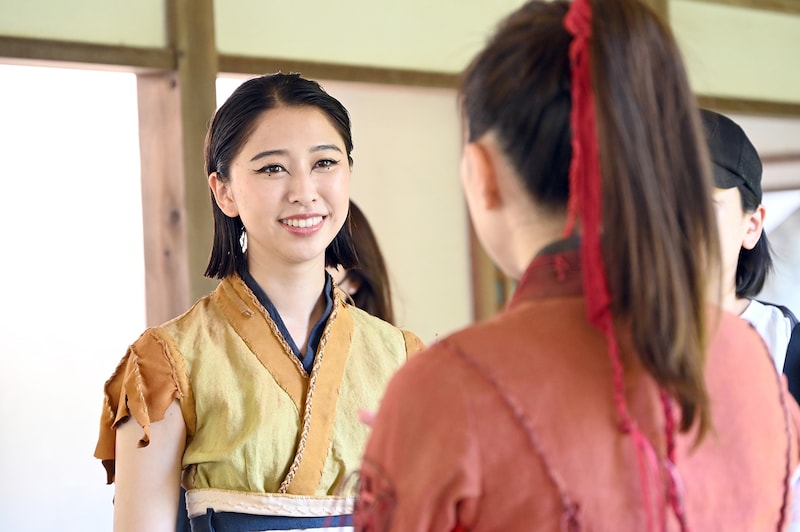 百田夏菜子(手前)と楽しげに談笑する玉井詩織(奥)。