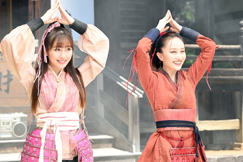 ダンスシーンを撮影する佐々木彩夏と百田夏菜子。