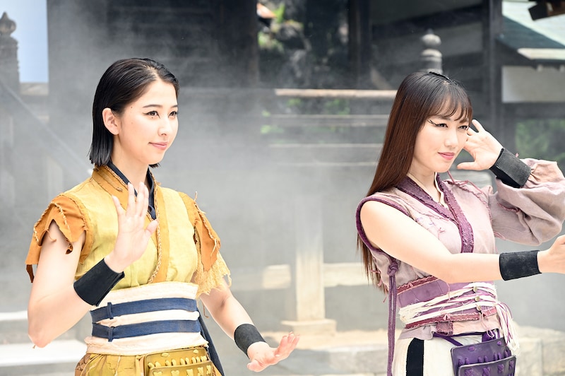 ダンスシーンを撮影する玉井詩織と高城れに。